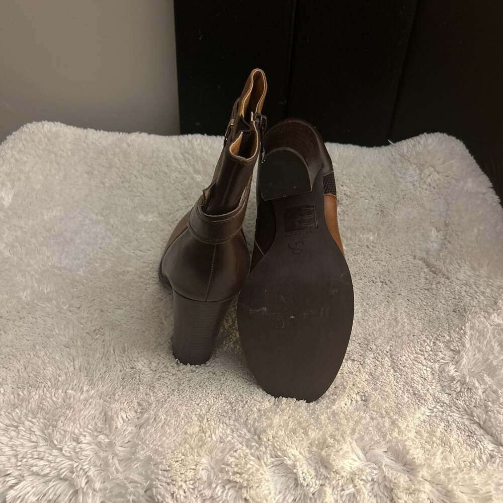 Aldo Bergson Two-Tone Brown Leather Block Heel Ankle Bootie - Picture 4 of 4